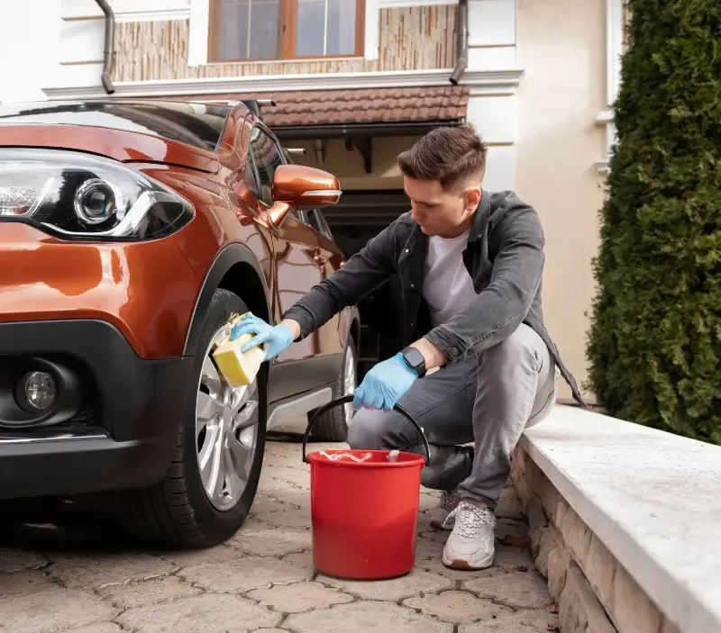 Lavage auto à domicile Sainte-Barbe : professionnel intervenant sur un véhicule